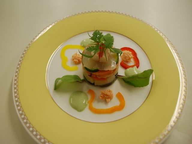 水菜と辛子明太子の2種のソースがポイントの前菜