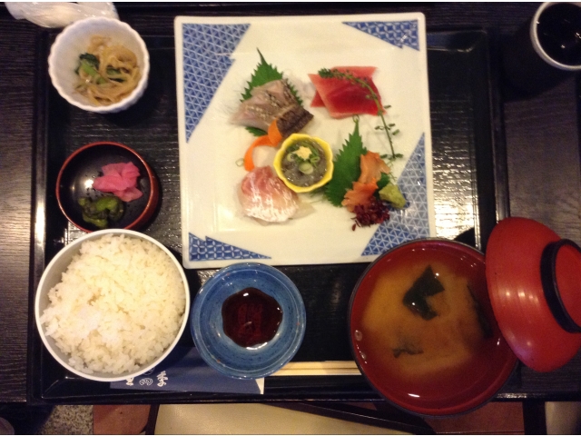 真鯛１匹お土産付と刺身定食で、「早起きは３千円の特！！」